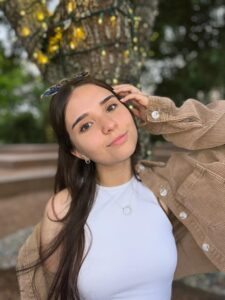 Headshot of Ale Gonzalez